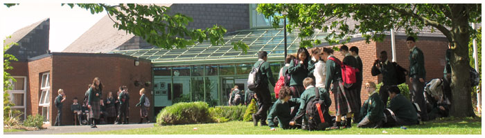 students in grounds of colaiste chiarain community school