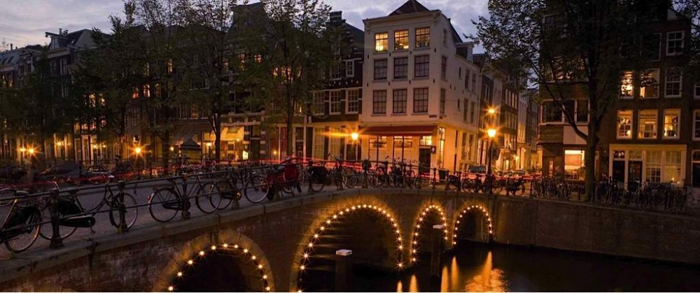 Image of the Amsterdam Canals by night